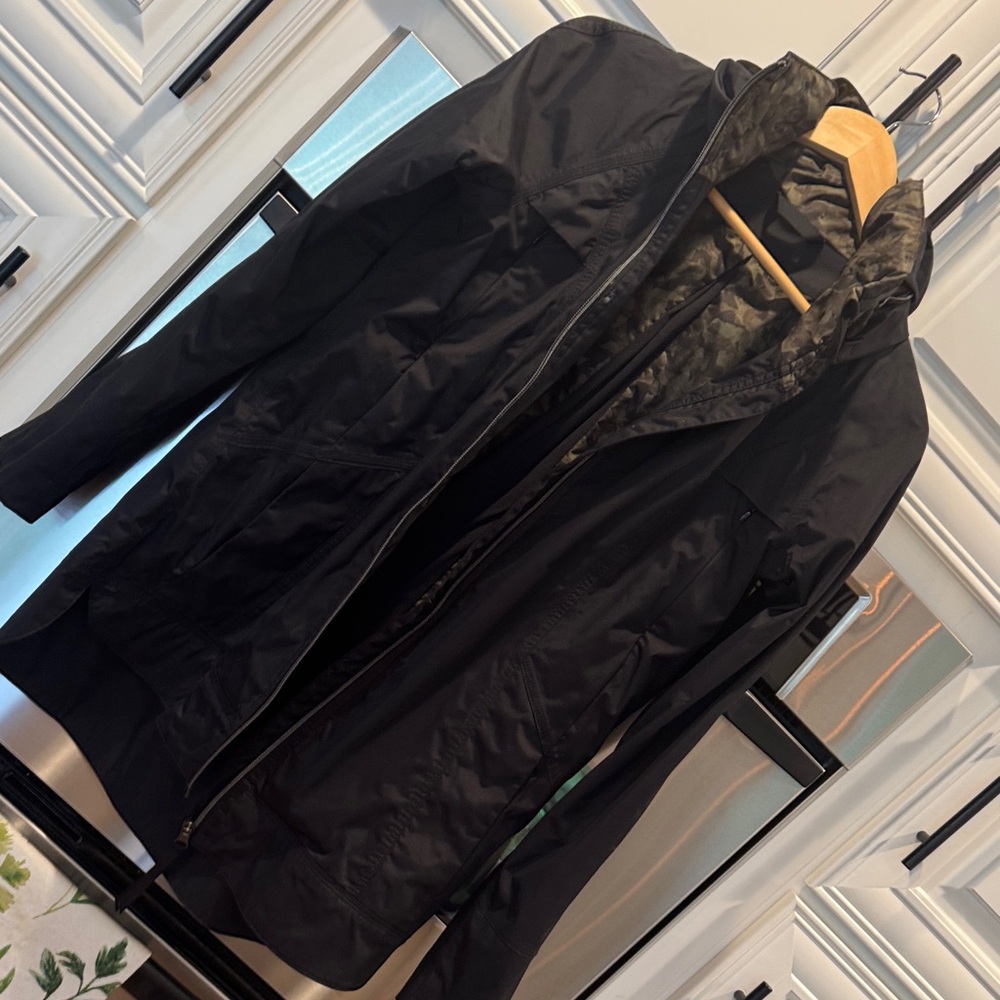 Lululemon rain coat size 6